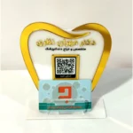 استند رومیزی QR کد دندانپزشکی با طراحی دندان و امکان اسکن برای دسترسی به اطلاعات تماس و شبکههای اجتماعی