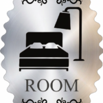 پلاک اتاق ROOM مولتیاستایل طرح تخت و چراغ نقرهای